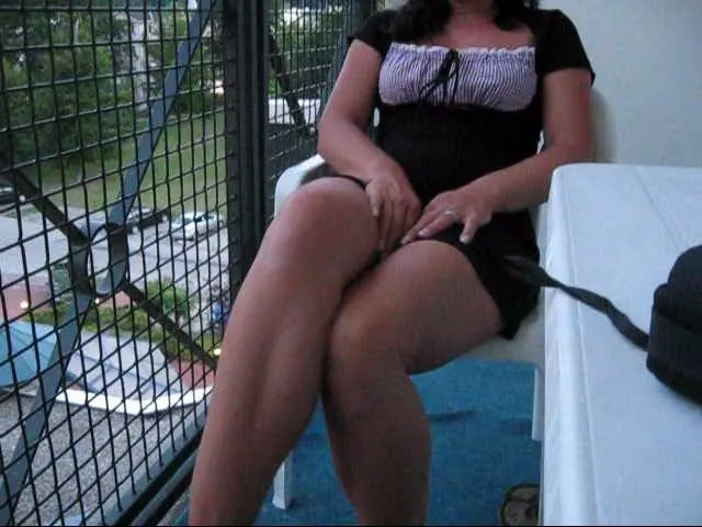 im hotel auf dem balkon geblasen