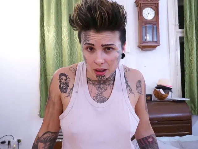 HOMELESS GIRL WIRD IHRE HERRIN: EXTREME JEANS WETTING! (pov)