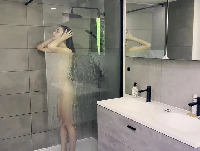 HOSTEL- Mitbewohner ÜBERRASCHT mich IN der Dusche!!!!!