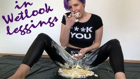 TORTENCRUSHING  in Wetlookleggings