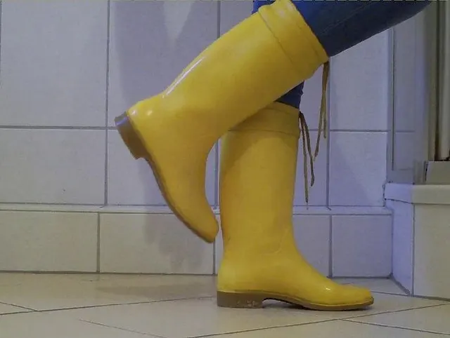 Pissen in Gummisteifeln ist perfekt