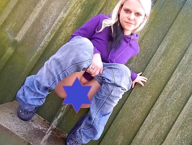 2 mal draussen Pissen