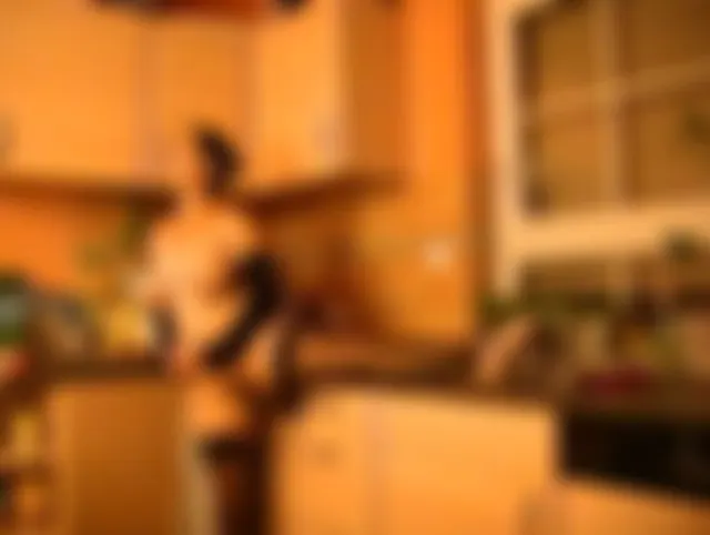 Mit großem Dildo in fremder Küche gespielt