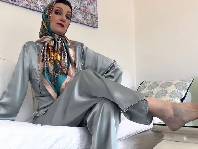 Stieftantes neue Satin Tücher machen Dich geil! Alles glänzt so schön! Lady Victoria
