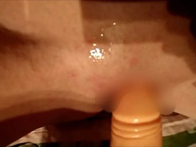 Zicken Pussy wird von großen Vibrator gefickt