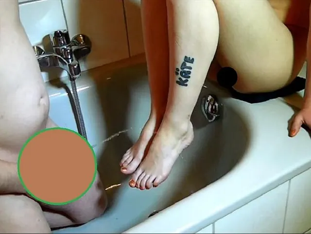 Auf Füße pissen und wichsen