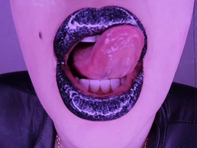 Glossy Black Lips haben die totale Kontrolle über Sie! Faszinierende Joi