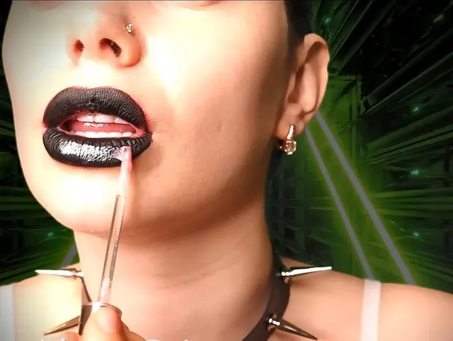Du bist so glücklich, dass ich dich anbeten und über meine glänzenden schwarzen Lippen wichsen lasse!