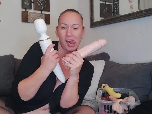 RIESEN-DILDO bringt mich zum Squirten!! Es wird Zeit für die großen Momente!