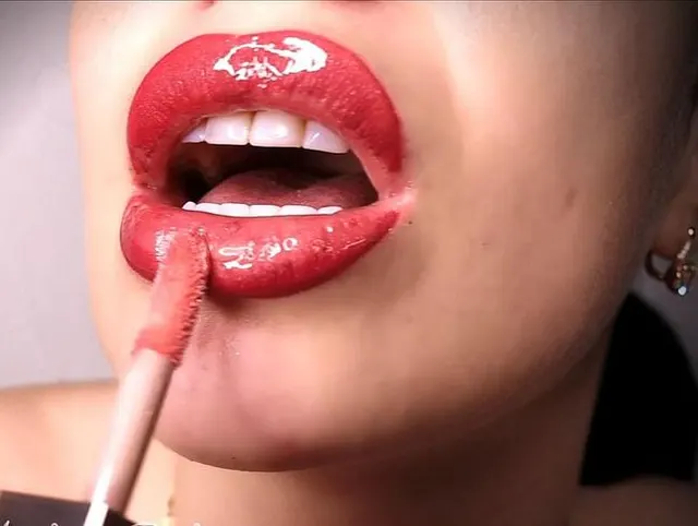 Ich küsse Französisch mit dir und schmiere meinen dunklen, glänzenden Lippenstift über dein ganzes Gesicht!
