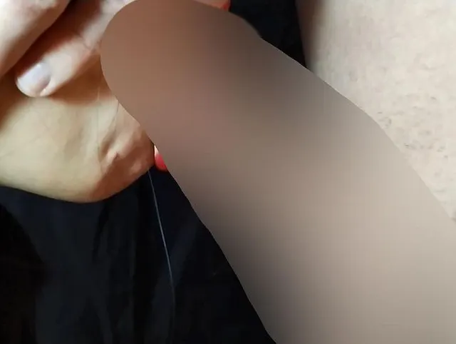 Die roten Lippen der Stiefmutter wickeln sich um meinen harten Schwanz