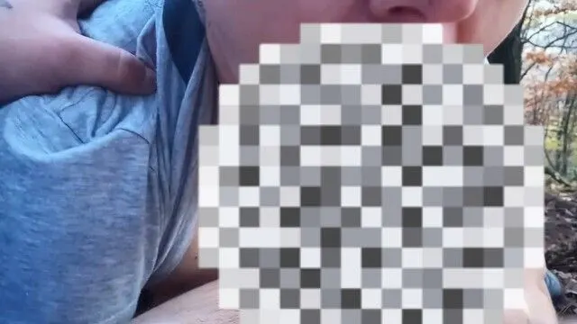 Blowjob mit Sperma im Mund im Wald von einer reifen MILF-Schlampenfrau, die ihren Mann betrügt