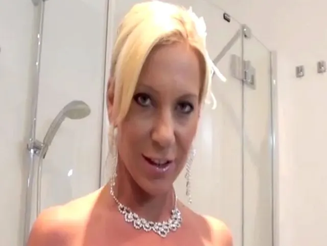 In den Meßbecher gepisst im Ladyoutfit