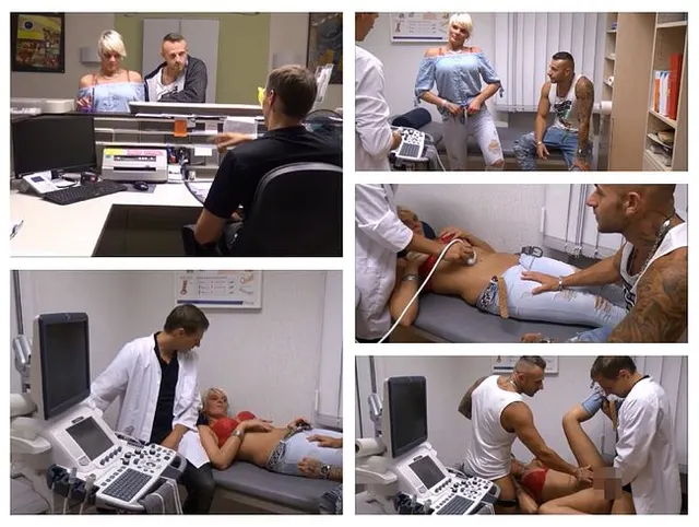 Arzt fickt mit schwangerer Patienten und ihr Freund guckt zu wie der Arzt sie durchfickt ohne Gummi