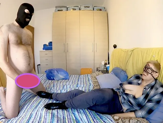 MILF bekommt einen Orgasmus mit gekreuzten Beinen, während ein Mann für sie einen runterholt