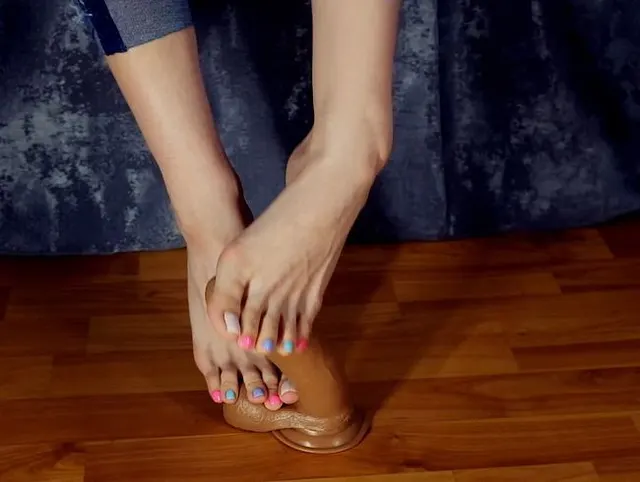 Eingeölte Füße, nackte Sohlen und Footjob