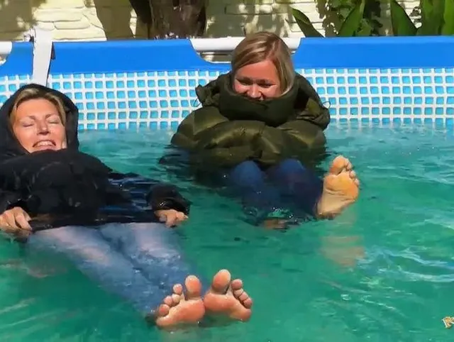 Mit Christina in Daunenmäntel und Jeans im Pool