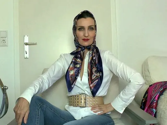 Satin Kopftuch zum legeren Outfit mit blauen Jeans