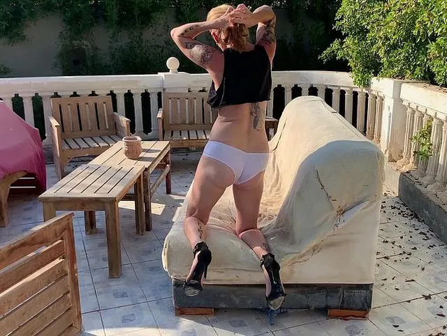 Ich gehe mit Hotpants und HighHeels spazieren, zeige Arsch Fotze und Titten