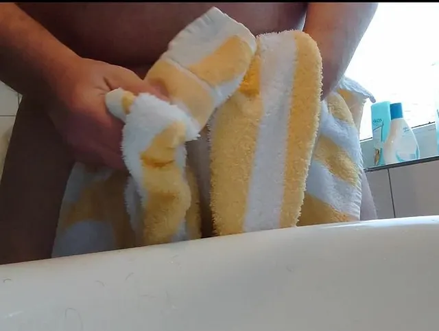 Nylonjunge wäscht seinen Penis