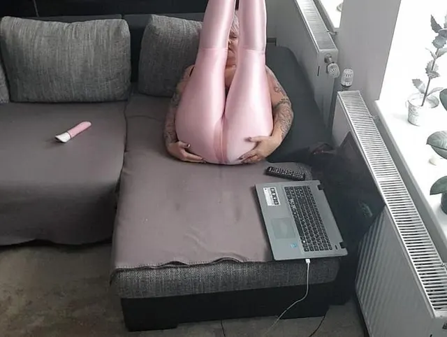 SB in Leggings mit Dildo und Fingern