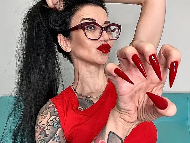 Ganz in Rot, ROT. Lange, scharfe Nägel, Krallen und mein neuer Schmuck.