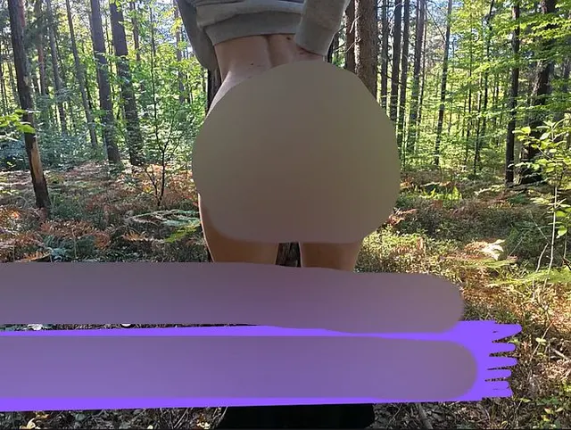 Solo Action im Wald – geile Blondine fingert sich Pussy und Arsch