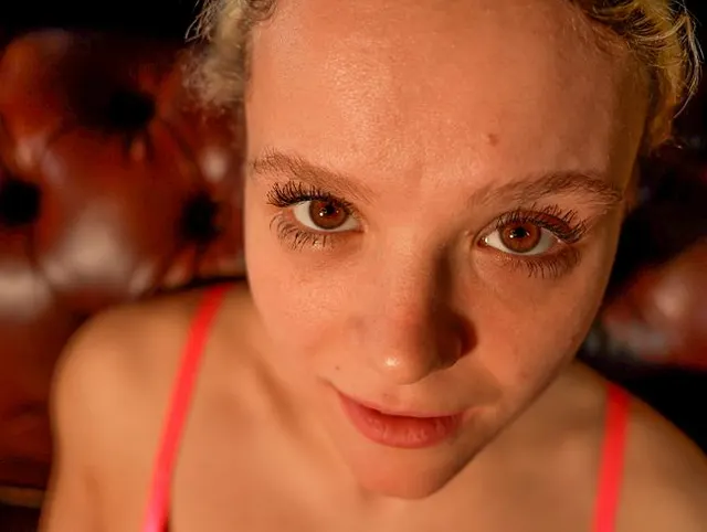 Orgasmusshow vor Zuschauern mit Teenie und MILF