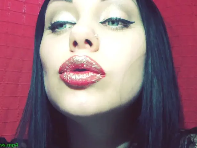 Rote Lippen mit goldenem Glitzer