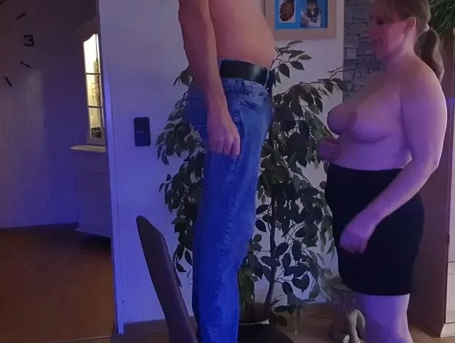 Blowjob auf dem Stuhl stehend