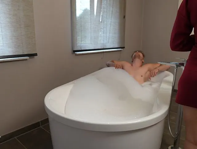 UNCUT - Starker Wellengang beim Badewannen Sex !!