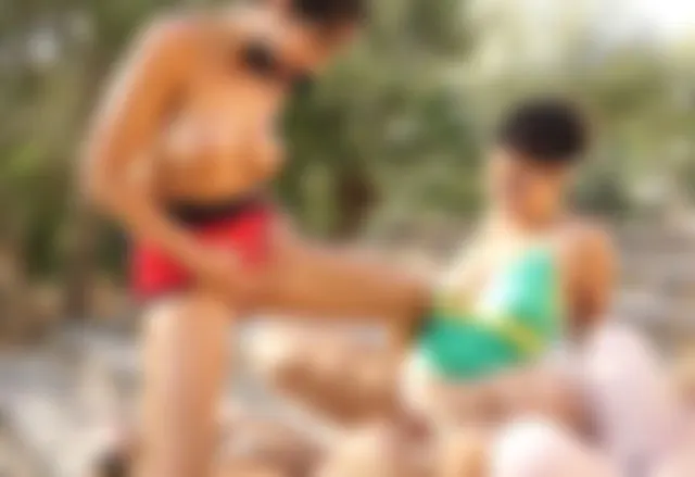 Drei Fotzen pissen auf ihn