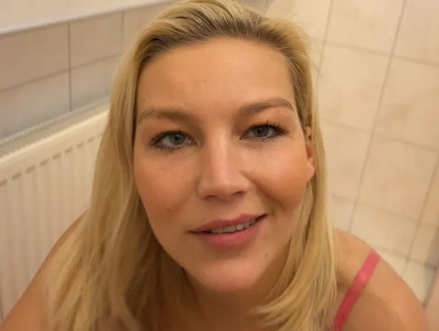 Mir können auch 2 Schwänze gleichzeitig ins Maul ficken!!!