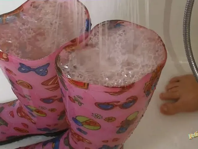 Wasser gefüllte Gummistiefel, im lila Glanzbadeanzug