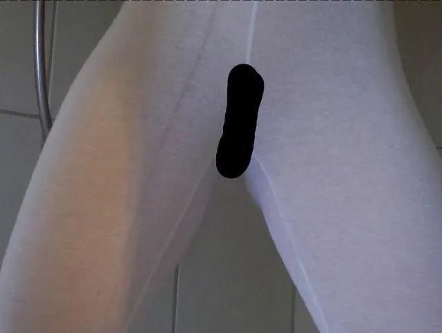 Weisse Leggings vollgepisst