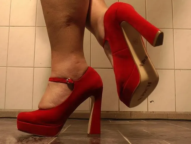 Nur HighHeels und Füsse  :-)
