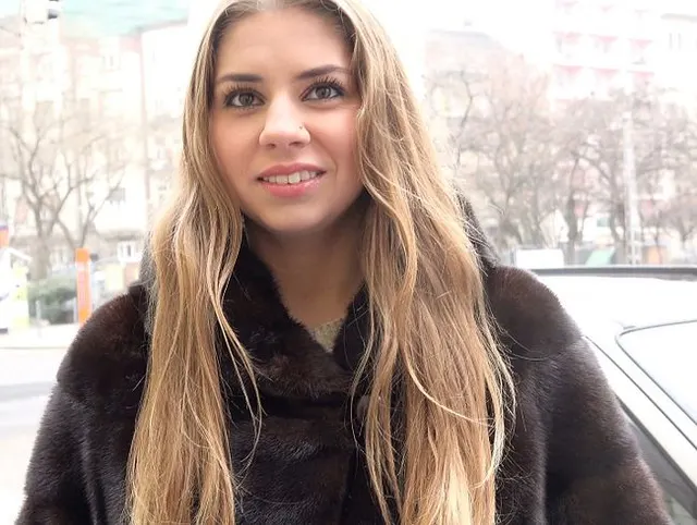 GERMAN SCOUT - Natürliche Maus Julia Anal gefickt bei Strassen Casting