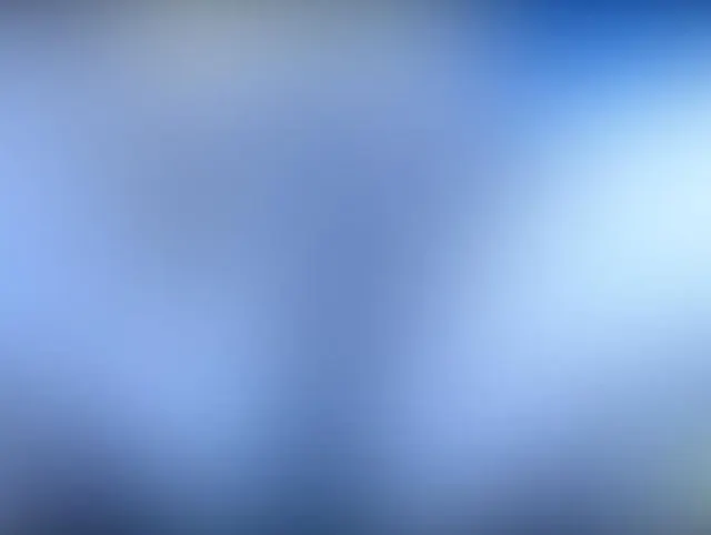 Sexy Mädchen spielt mit sehr haarigen Pussy Busch und ihren schönen Brüsten
