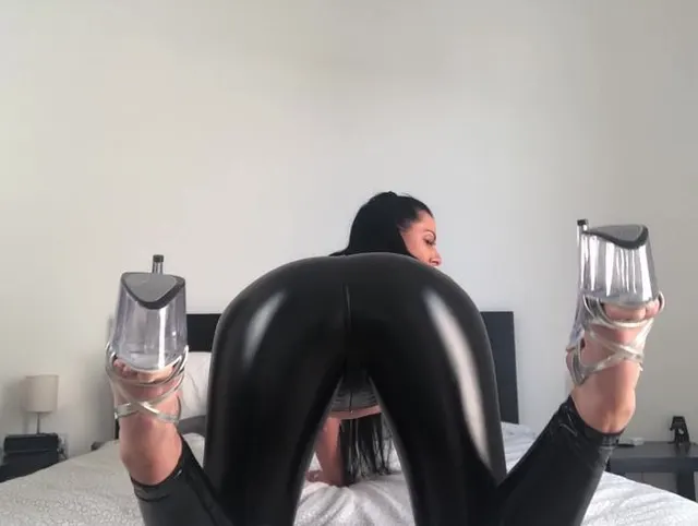 Wichsanleitung! Spritz mir auf den Latex-Arsch