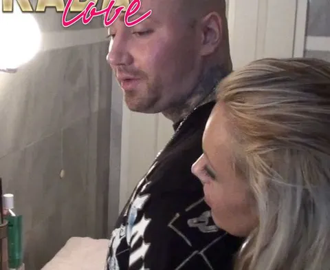 Hart im Bad gefickt