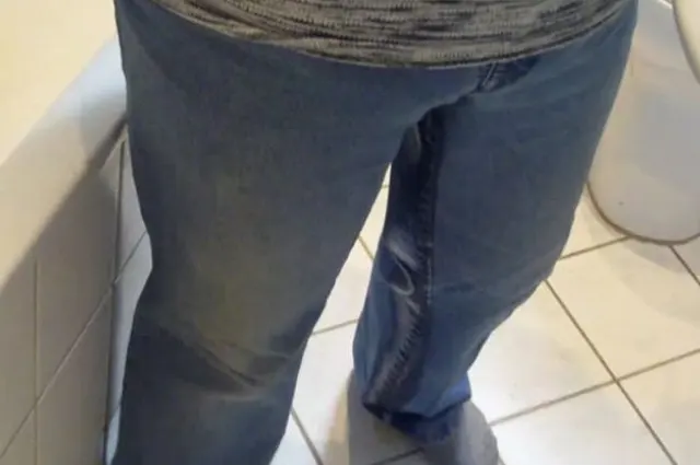 Einpissen beim Haare Fönen