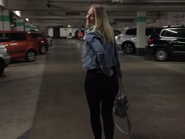 Riskanter Public PISS in der Tiefgarage