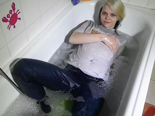 mit Klamotten in die Wanne
