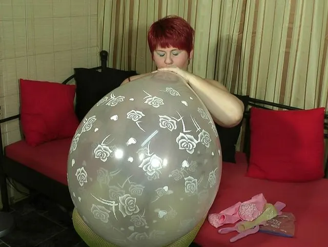 Grossen transparenter Ballon geblasen bis...