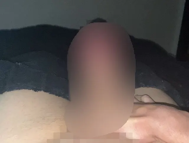 Ich wichse ein weißes, unbeschnittenes Mitglied und fotografiere mit Sperma in der Kamera! Vo!