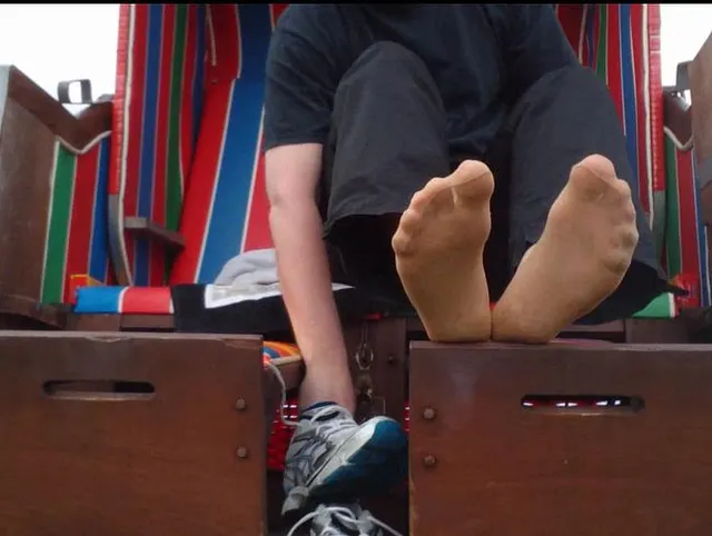 Joggingschuhe ausziehen am Strand