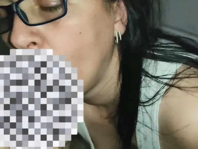 Reife MILF Schlampe mit Brille lutscht Schwänze, bis sie in den Mund spritzt