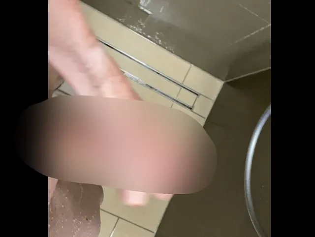 Abgespritzt in der Dusch auf dem Camping