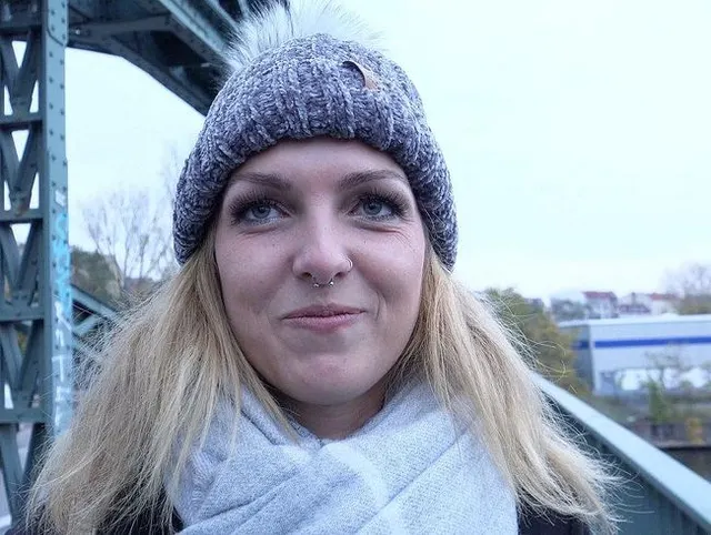 GERMAN SCOUT - Frankfurter Studentin Amelie bei echten Straßen Casting AO gefickt