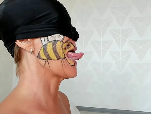 Zauberbiene sammelt Sperma-Nektar. Oraler Creampie-Deepthroat